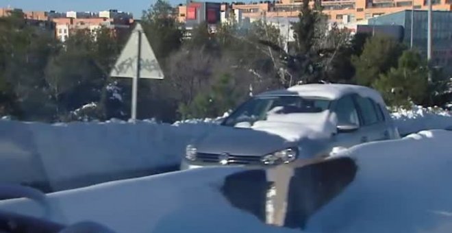 Comienza el rescate de más de 700 coches abandonados en las carreteras por el temporal