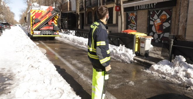 Bomberos realizan tareas de saneamiento de cornisas y cubiertas en Madrid