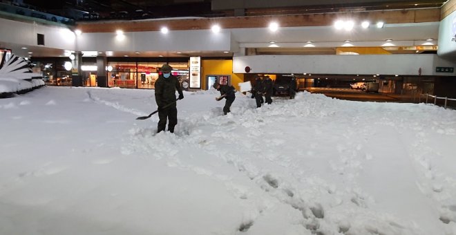 La UME trabaja en la Estación de Madrid-Chamartín