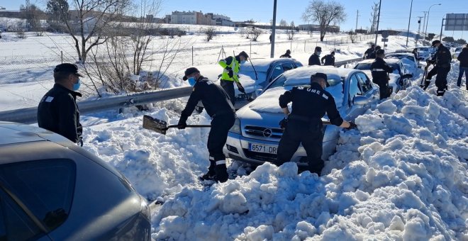 La UME trabaja sin descanso en la M40 de Madrid