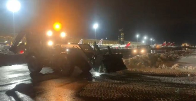 La UME trabajó la noche del domingo en Barajas para reabrirlo cuanto antes