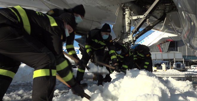 La UME retira nieve en el Aeropuerto de Madrid tras el paso de 'Filomena'