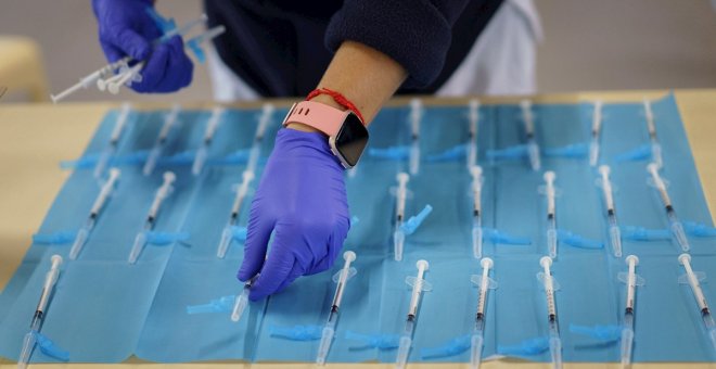 El hospital Clínico de Madrid se salta el protocolo: vacuna a exempleados jubilados mientras parte del personal no ha recibido la dosis