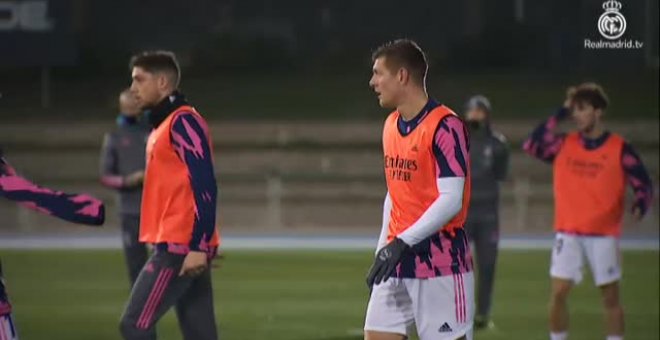 El Real Madrid entrena en Málaga arropado por algunos aficionados