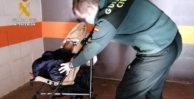 Detenidas cuatro personas de un grupo criminal por robar en supermercados usando una sillita de bebé