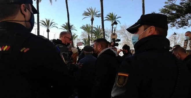 Manifestantes llaman a concentrarse ante el Parlament