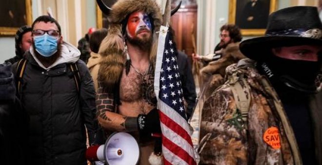 El hombre que entró al Capitolio vestido de bisonte pide el perdón de Trump en un clima de caos sin precedentes en EEUU