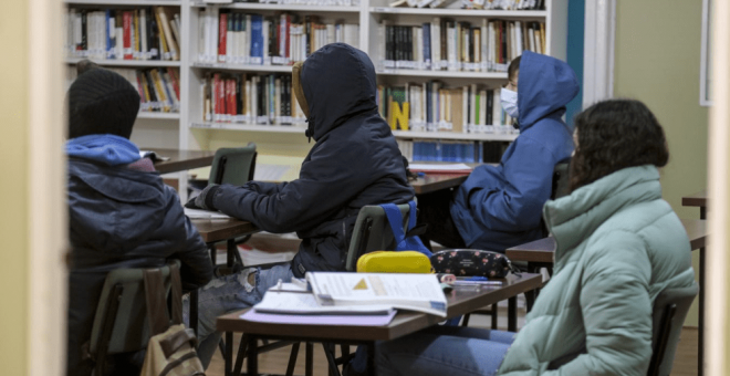 Alumnos con mantas y ropa de abrigo en las aulas por el frío extremo