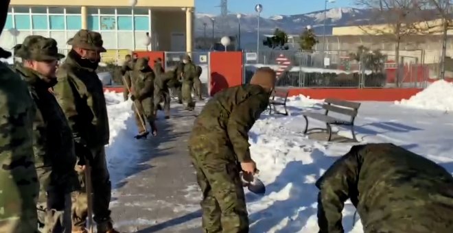 Labores de limpieza en un colegio de Colmenarejo (Madrid)