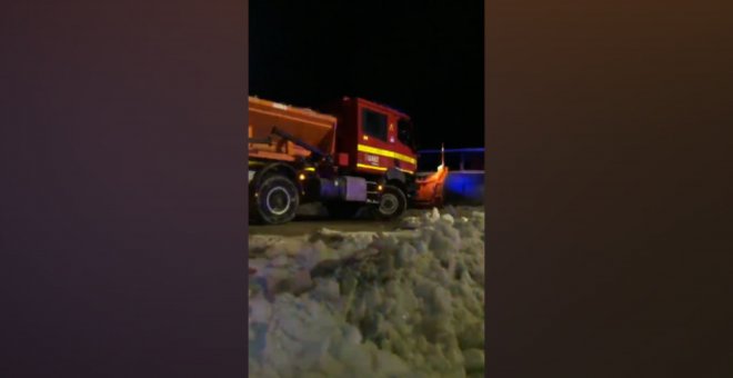 La UME despeja las calles de San Martín de la Vega todavía cubiertas por la nieve