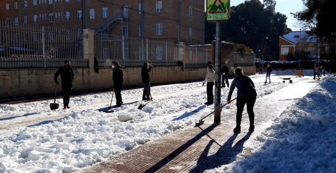 Padres limpian los accesos al colegio San Ignacio de Loyola en Alcalá de Henares