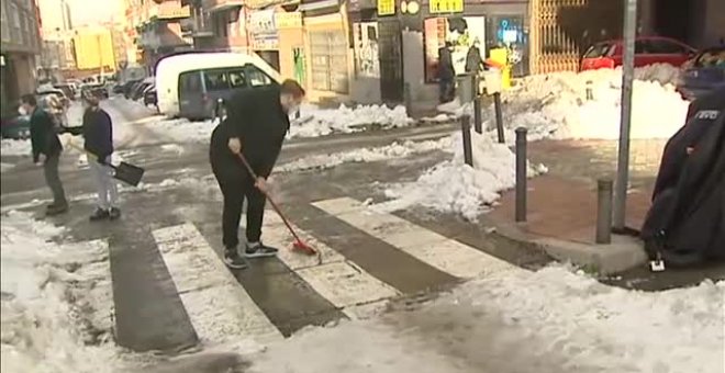 Los vecinos de Madrid se organizan para limpiar las calles