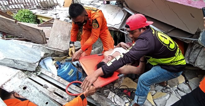 Al menos 35 muertos y más de 600 heridos por un terremoto en Indonesia