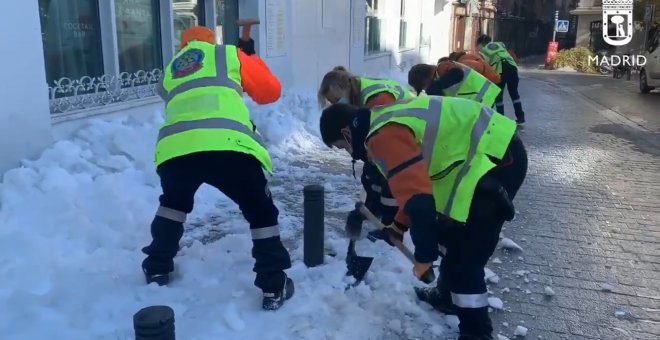 SAMUR colabora en la limpieza de calles en Madrid tras el paso de 'Filomena'