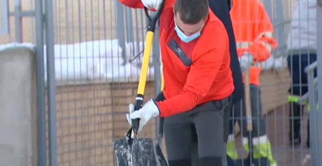 Padres y madres abren camino en la nieve para la vuelta a los colegios