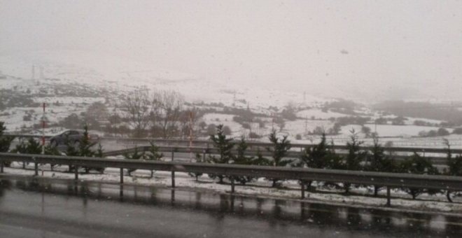 Continúan cerrados por nieve Lunada, Estacas de Trueba y La Sía