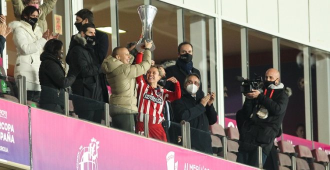 "El mejor gesto que vas a ver hoy"... o no: la épica imagen de Virginia Torrecilla levantando un trofeo tras superar un cáncer que casi oculta la prensa deportiva