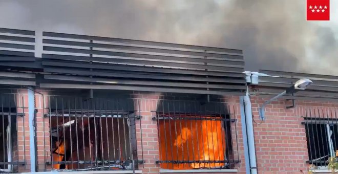 Bomberos de la Comunidad de Madrid luchan contra un incendio en Cubas de la Sagra