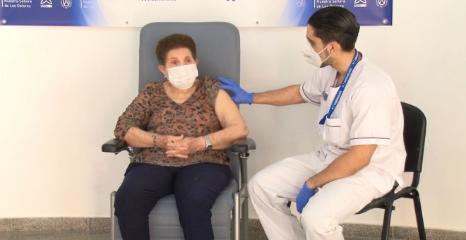 Canarias comienza a administrar la segunda dosis de la vacuna