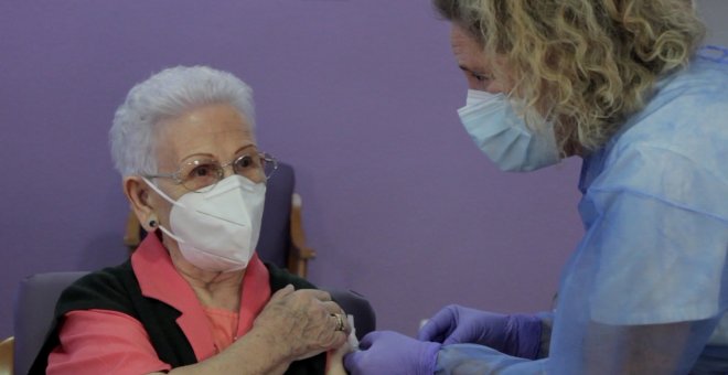 Araceli, la primera mujer vacunada en España, recibe la segunda dosis en Guadalajara