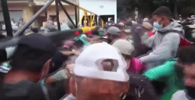 La policía guatemalteca reprime la caravana de 800 migrantes