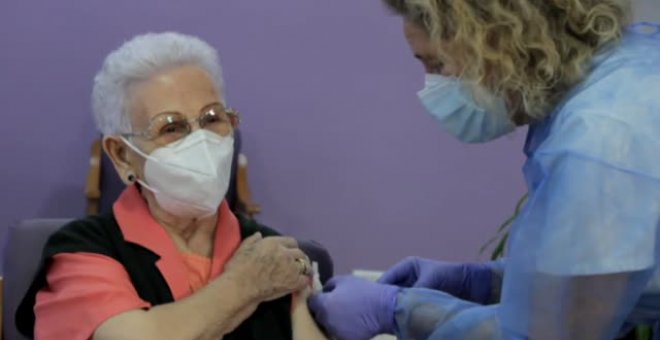 Araceli y otros mayores de residencias reciben la segunda dosis de la vacuna