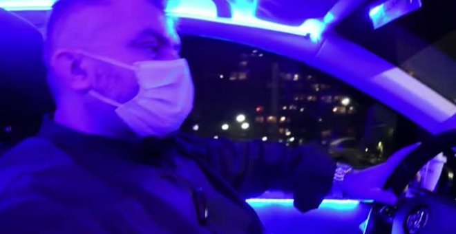Un taxista griego convierte su coche en una discoteca