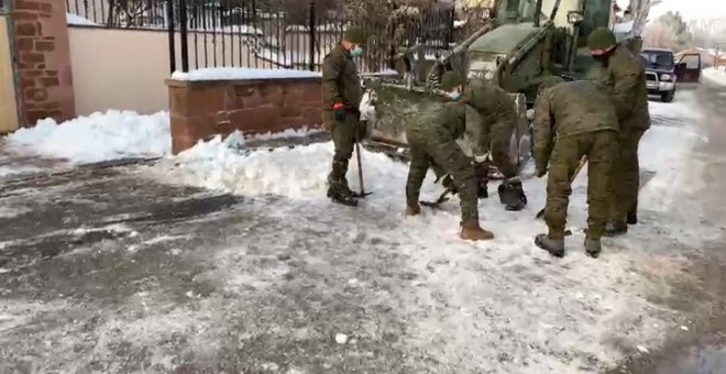 El ejercito despeja el acceso a un colegio en Molina de Aragón