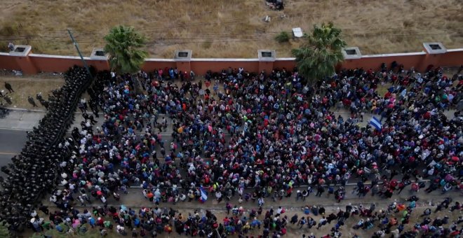 Honduras pide a Guatemala que investigue el uso de la fuerza contra la caravana de migrantes