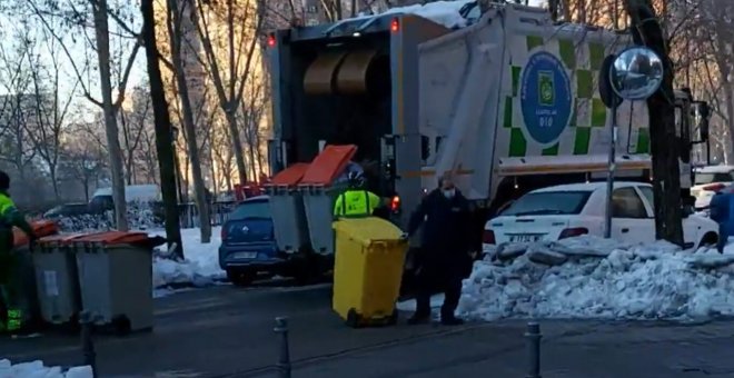 El Ayuntamiento de Madrid mezcla los residuos de diferentes contenedores de reciclaje en la recogida de basura tras Filomena