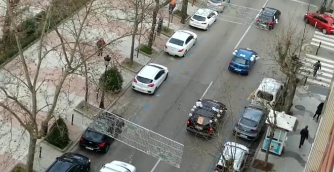 Hosteleros de Cáceres realizan una caravana de coches contra el cierre de locales