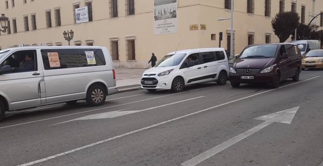 Caravana de coches en Badajoz contra el cierre de comercio y hostelería