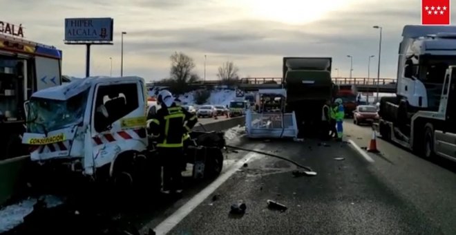 Accidente en la A-2, un camión colisiona con dos furgonetas