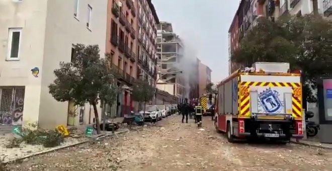 Bomberos intervienen tras la fuerte explosión en la calle Toledo de Madrid