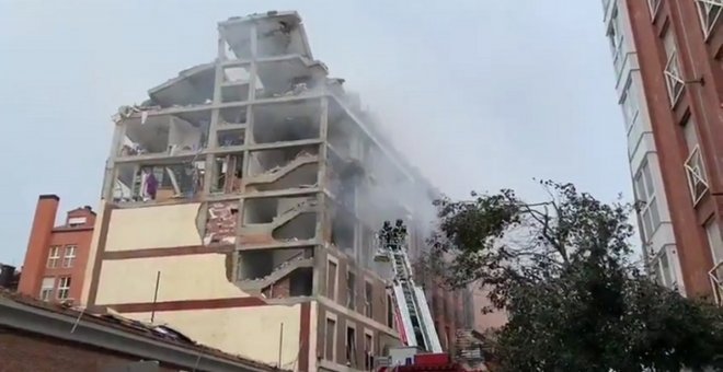 Bomberos acuden al lugar de la explosión para evaluar la zona