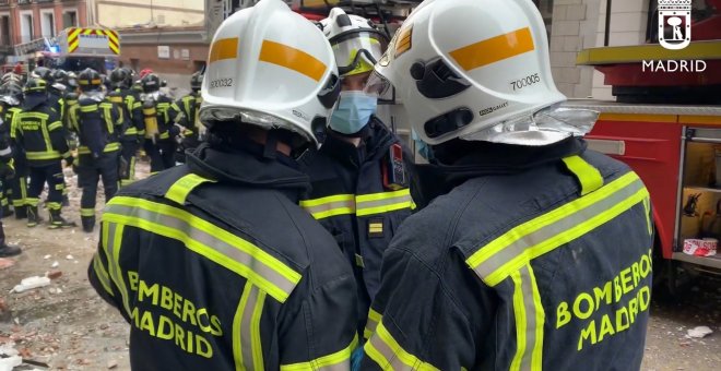 Cuerpos de emergencias trabajan en la zona de la explosión en Madrid