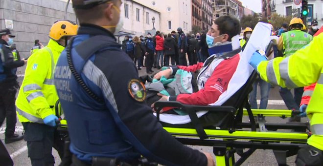 Herido tras la explosión en Madrid es trasladado en camilla