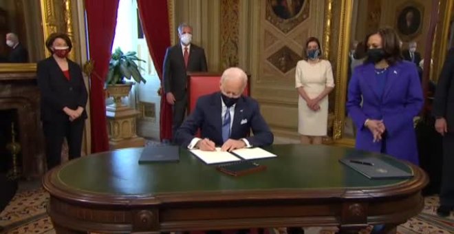 Biden firma los primeros decretos para borrar el legado de Trump