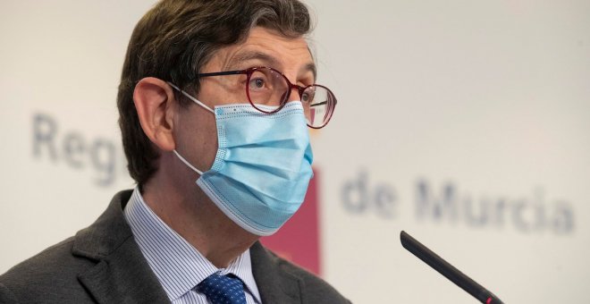 El consejero de Salud de Murcia descarta dimitir pese a saltarse el protocolo para vacunarse