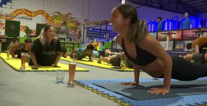 El yoga con cerveza triunfa en Camboya