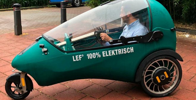 El LEF es un invento holandés a medio camino entre una bicicleta y un coche eléctrico