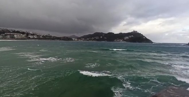 Fuertes rachas de viento en la playa de La Concha (San Sebastián)