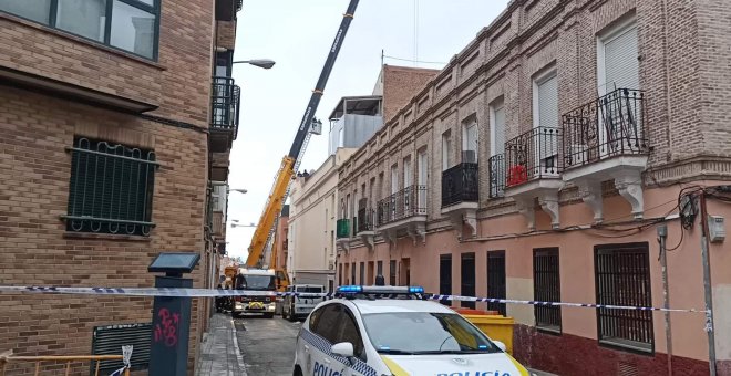 Los bomberos trabajan para apagar el fuego originado en Tetuán