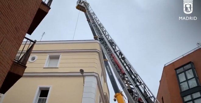 Bomberos del Ayuntamiento de Madrid trabajan en el incendio de Tetuán