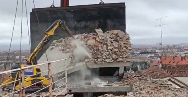 Demolido el torreón del edificio que explotó en la calle Toledo