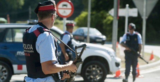 Los Mossos denuncian a un hombre por amenazar a los independentistas en redes sociales con un rifle en la mano