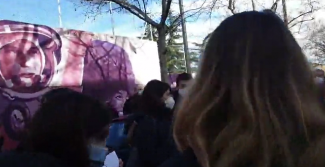 Directo | Concentración contra el borrado de un mural feminista en el Barrio de la Concepción de Madrid