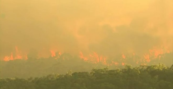 Una ola de calor dificulta la extinción de incendios en Australia.