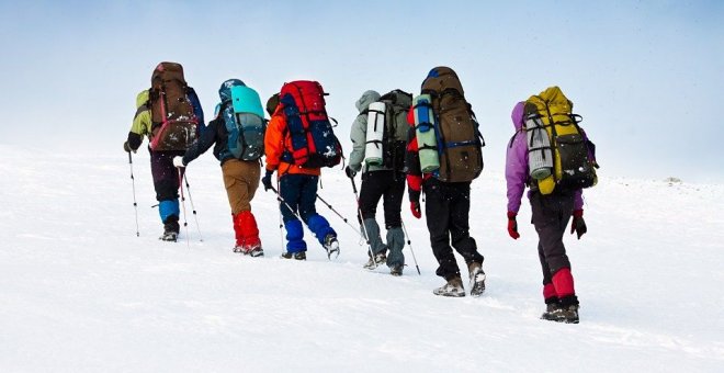 Guía básica para practicar montaña invernal con seguridad II: equipa tu mochila