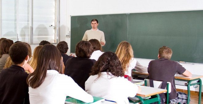 UGT pide que docentes y no docentes de los centros educativos sean considerados personal de riesgo